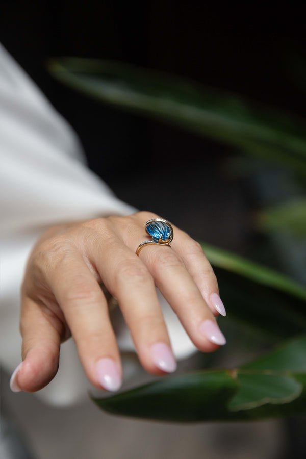 Vintage Circa 1990s Fluted Blue Topaz & Diamond Ring 18ct Gold