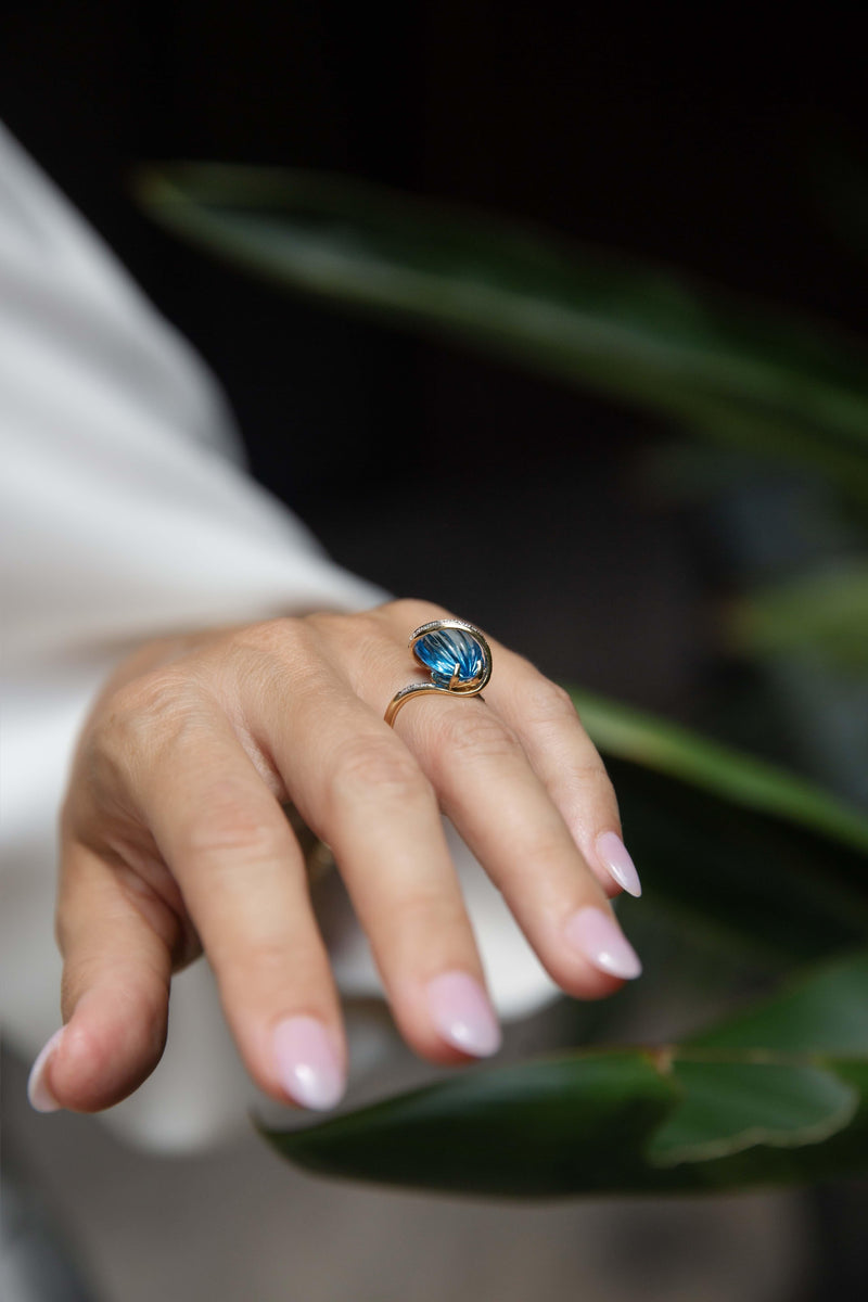 Vintage Circa 1990s Fluted Blue Topaz & Diamond Ring 18ct Gold